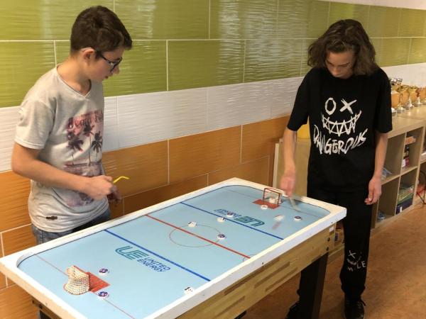 Stolní hokej šprtec - příprava na turnaj, který se odehraje 13.10. ve SVČ v Mostě.